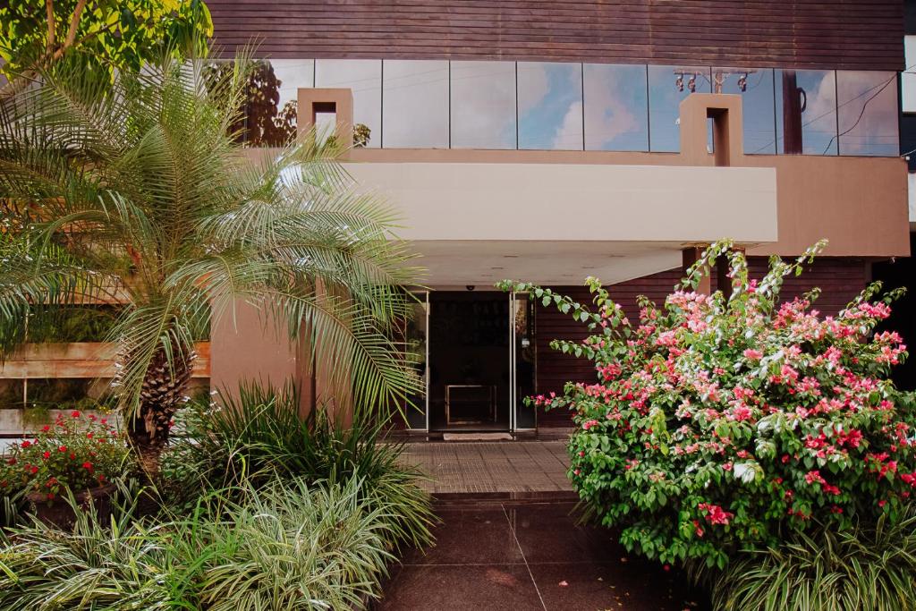 吉巴拉那Maximus Sottile Hotel的前面有一堆鲜花的建筑