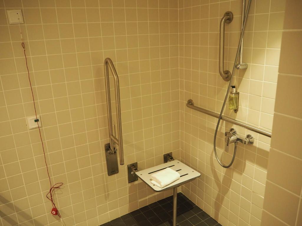 easyHotel Barcelona Fira的一间浴室