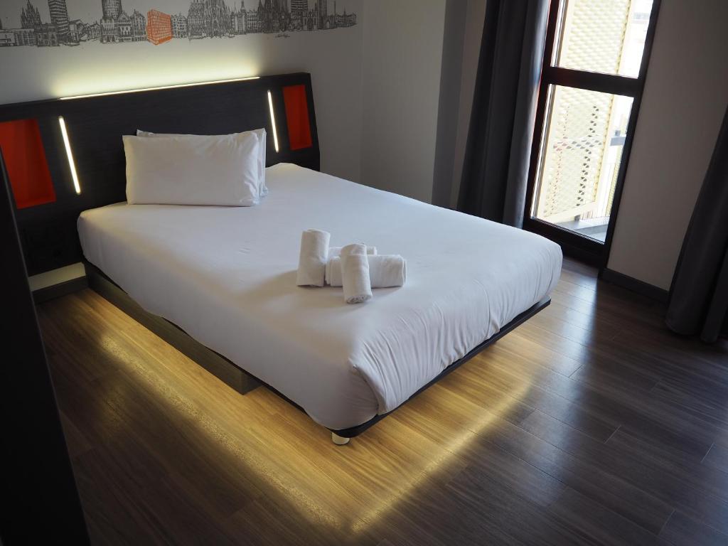 easyHotel Barcelona Fira客房内的一张或多张床位