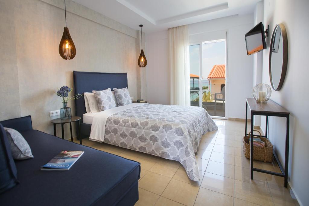 波利克罗诺Kassandra Studios的一间卧室设有一张床和一间客厅。