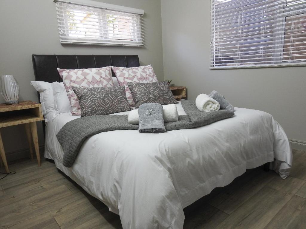 哈坦柏斯Kango 10的卧室配有一张带毯子和枕头的大床