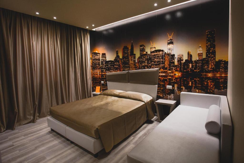 博洛尼亚菲尔拉康体Spa酒店的市景卧室 - 带1张床