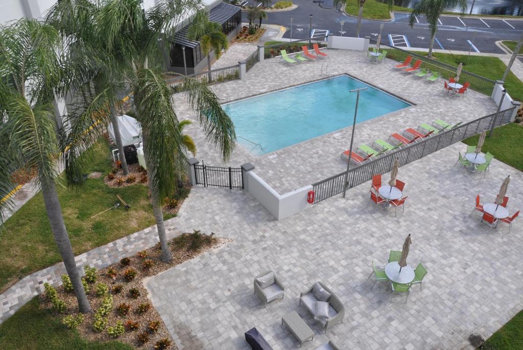 奥兰多Grand Hotel Kissimmee at Celebration的享有游泳池的顶部景色,游泳池设有躺椅和棕榈树