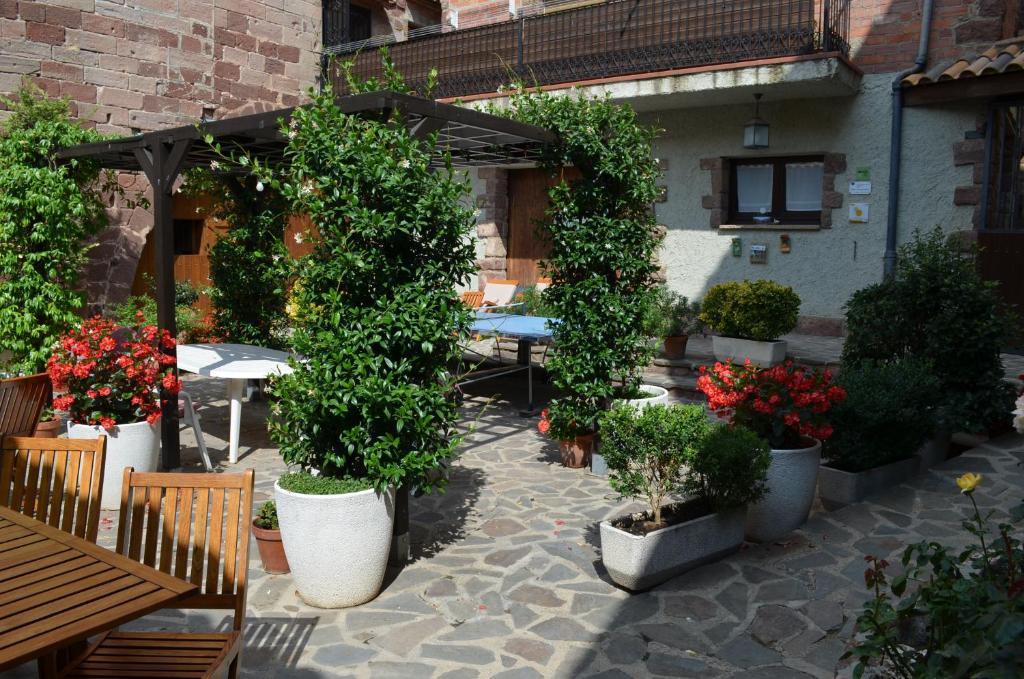 普拉德CAN LLORENÇ的一个带盆栽植物、桌子和长凳的庭院