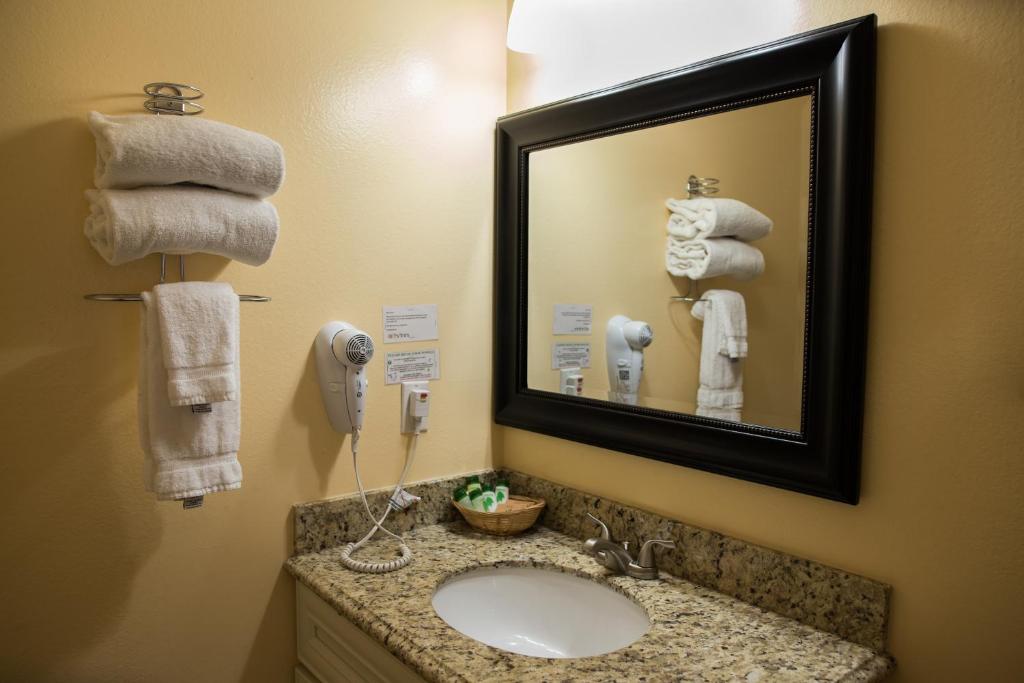 南太浩湖茶园旅馆 的浴室配有盥洗盆、镜子和毛巾