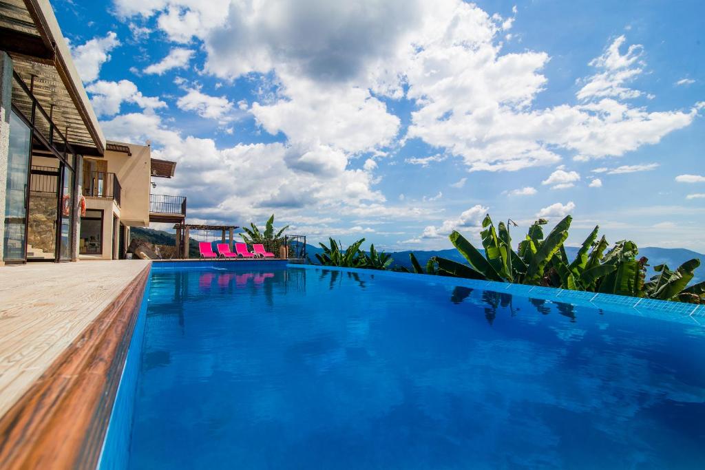 San BernardoHotel Casa Portones的大型蓝色游泳池,享有山景