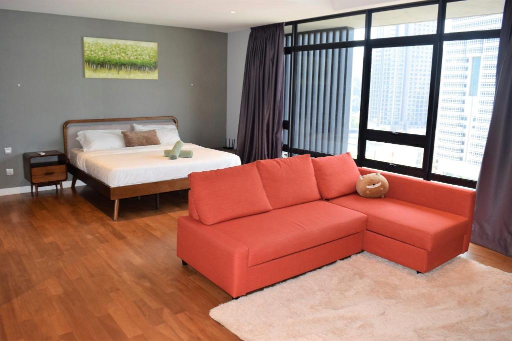 吉隆坡Anggun Residences Luxe的客厅配有沙发和1张床