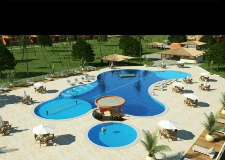 埃斯坦西亚Condomínio Resort Villa das Águas的一个带椅子和遮阳伞的大型游泳池