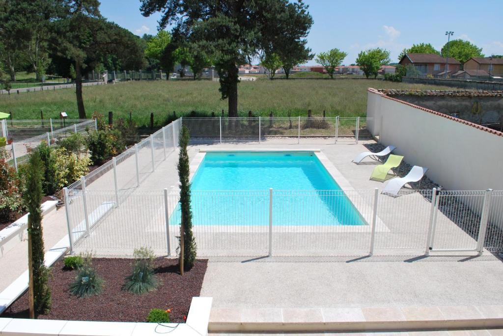 Villette-dʼAnthon列娃尚布里酒店的游泳池周围设有围栏