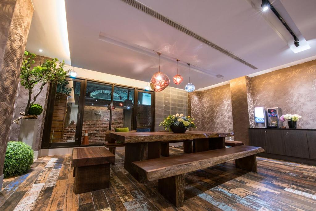 台北幸福苹果旅店的一间带桌子和长凳的用餐室