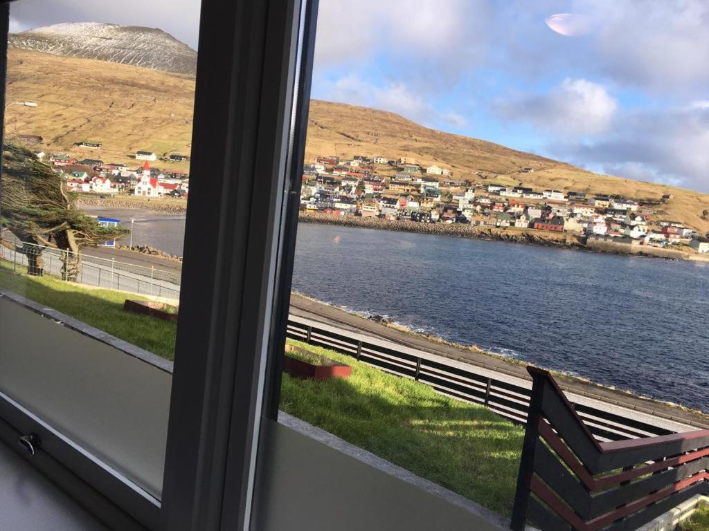 SandavágurThe Atlantic view guest house, Sandavagur, Faroe Islands的享有水体景致的窗户