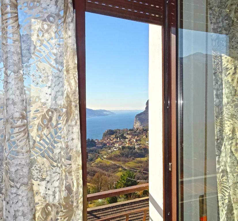 特雷莫西内Casa Palanca Lake view apartment by Gardadomusmea的海景窗户