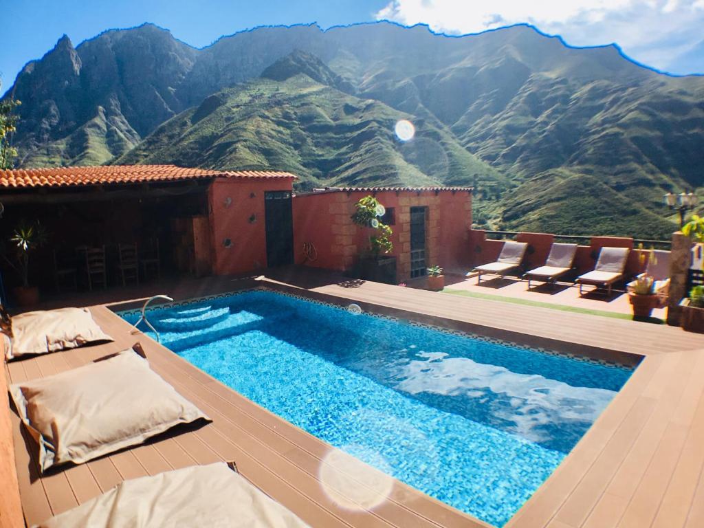 阿格特La Casa Del Valle的一座山地游泳池