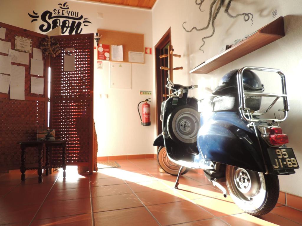 赞布热拉-杜马尔Hostel Nature的摩托车停在一个房间里