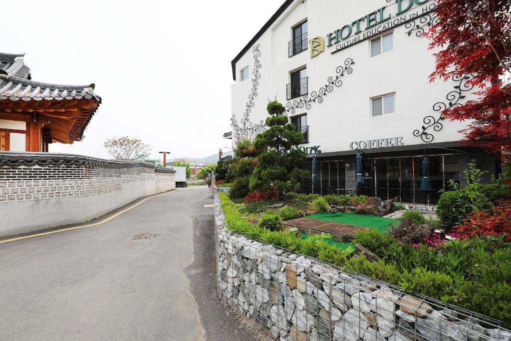水原市Suwon Dono1796 Hotel的享有酒店外部的景色