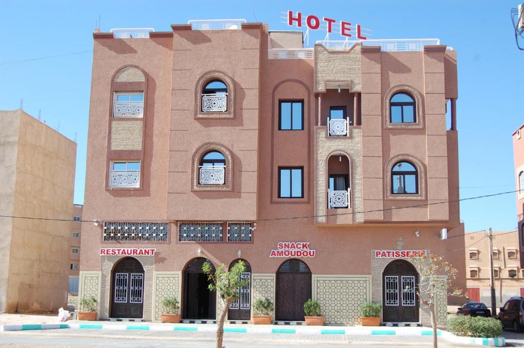 提兹尼特Hotel AMOUDOU فندق أمودو的建筑的一侧有酒店