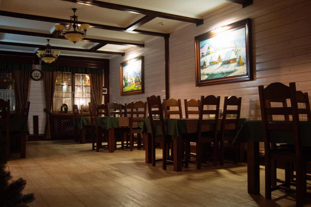 泽德尼耶沃Готель Жди ня Єво instagram zhdenievo hotel的一间带绿色桌椅的用餐室
