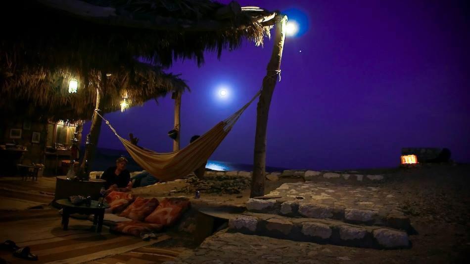 马萨阿拉姆Deep south Eco-lodge的海滩上的吊床(晚上)