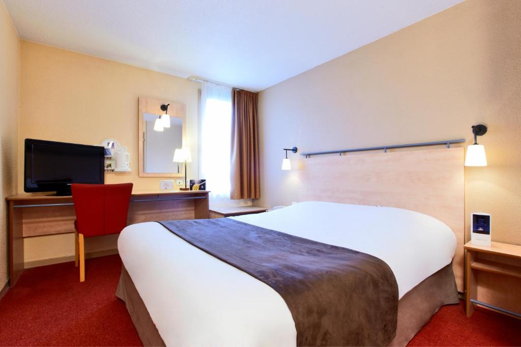 博韦基里亚德鲍威苏德酒店的酒店客房设有一张白色大床和红色椅子。