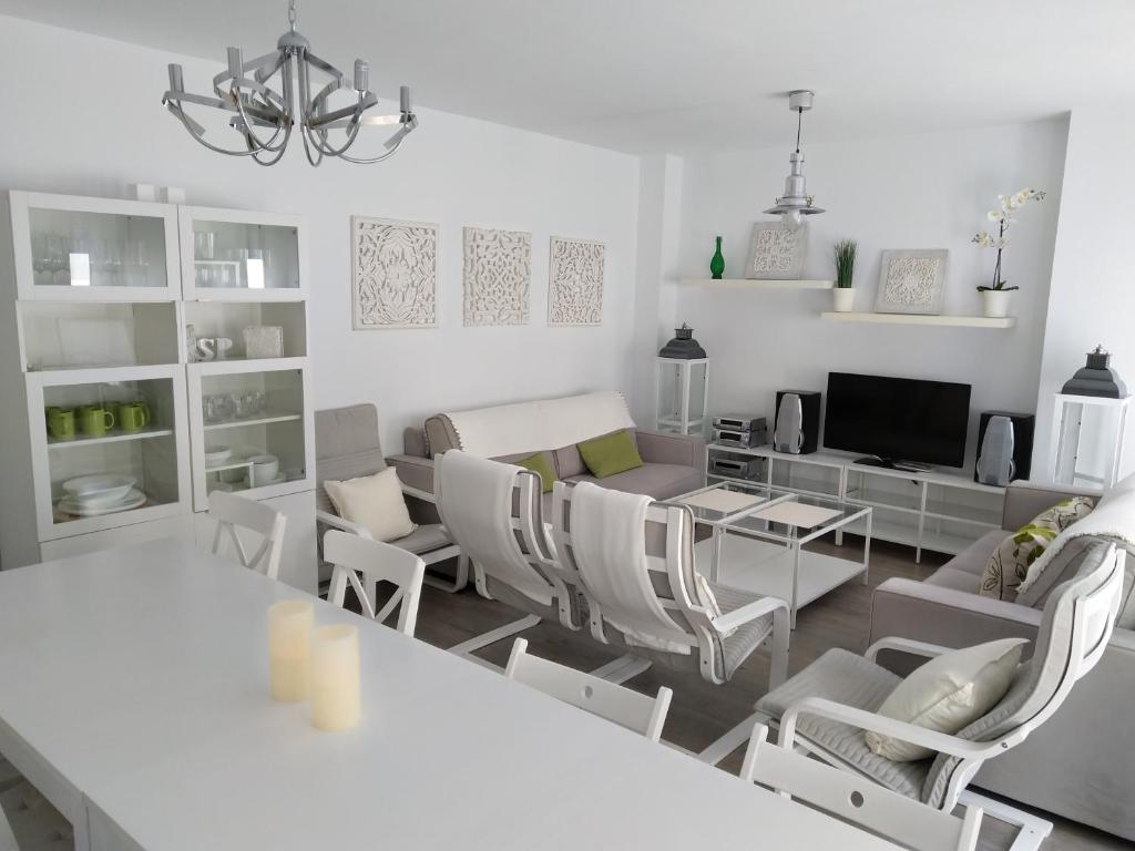 阿尔姆尼卡Playa Cabria的白色的客厅配有桌椅