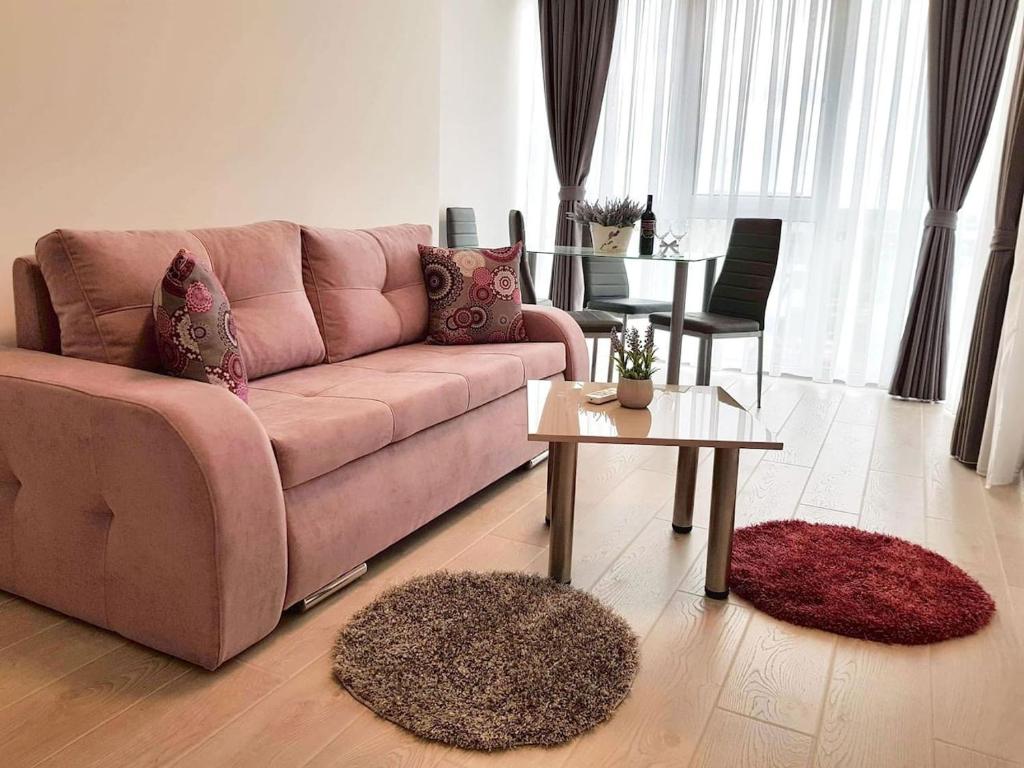 蒂米什瓦拉Brand new apartment in Rebreanu Towers Residence的客厅配有粉红色的沙发和桌子