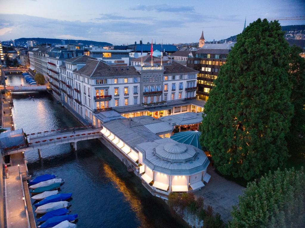 苏黎世巴尔拉克酒店的一座城市,一座有桥的河上,有建筑物