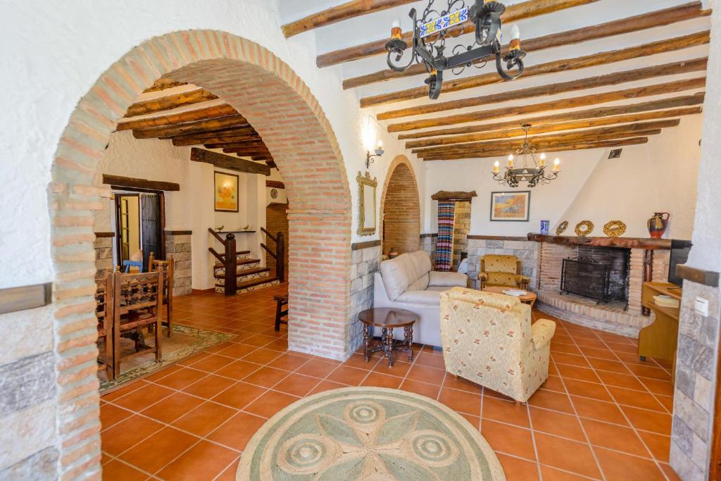 阿尔考辛Holiday Home El Pilarillo Piscina Compartida的客厅设有拱门和壁炉