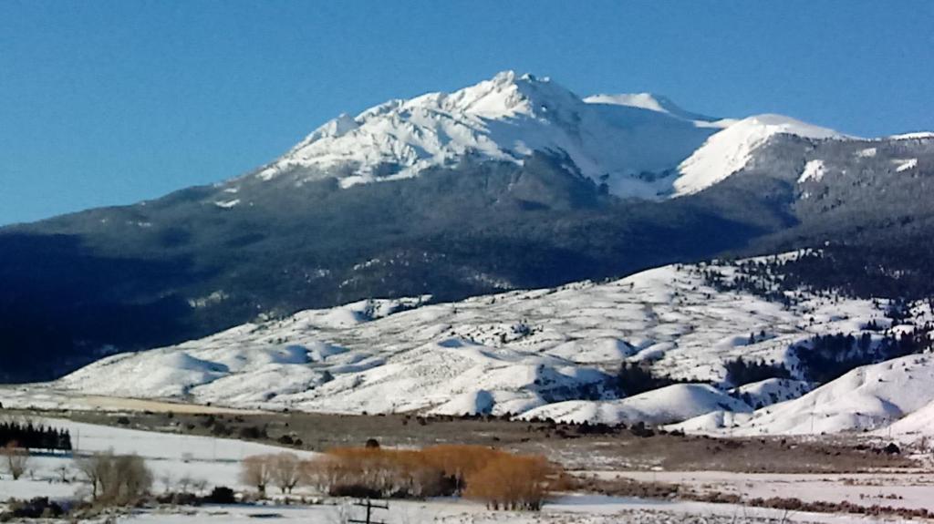 加德纳Yellowstone Basin Inn的雪覆盖的山峰前的雪覆盖的山峰