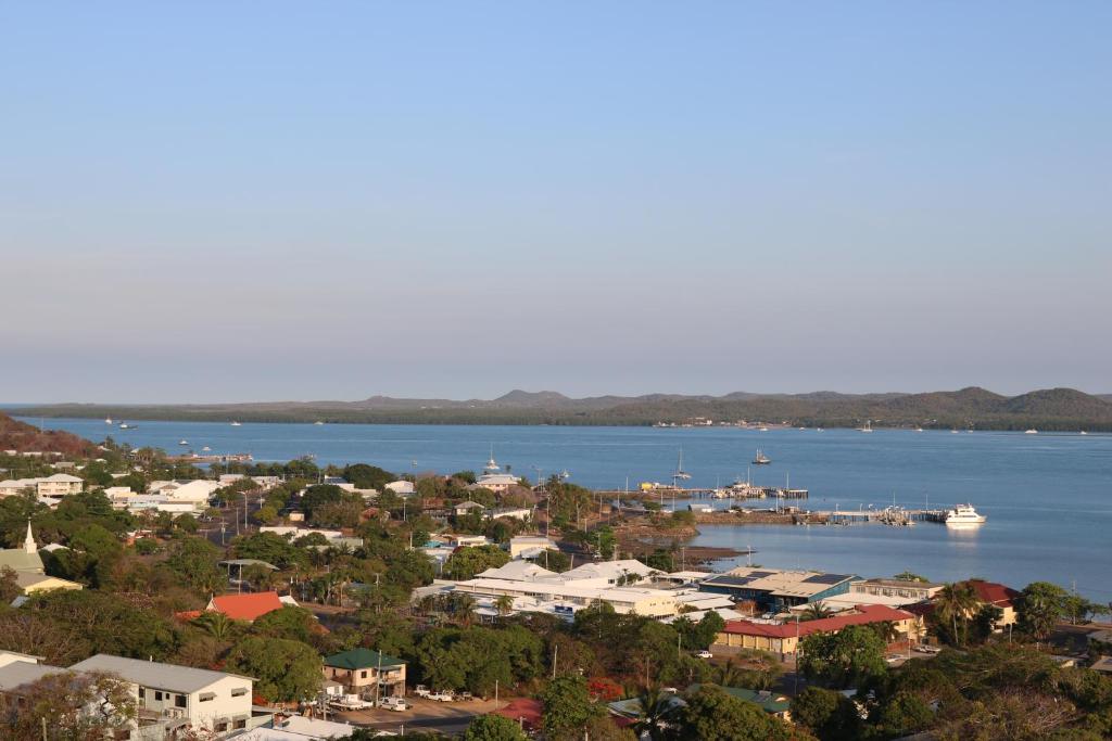 Thursday IslandTI Motel Torres Strait的水体旁小镇的空中景观