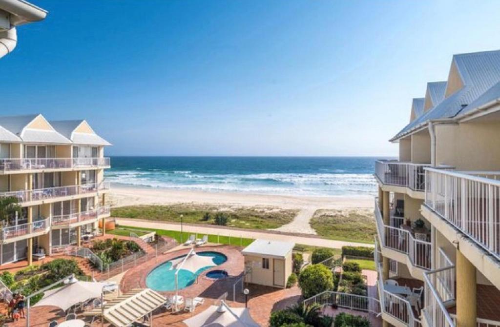黄金海岸Crystal Beachfront Apartments的从度假村的阳台上可欣赏到海滩景色