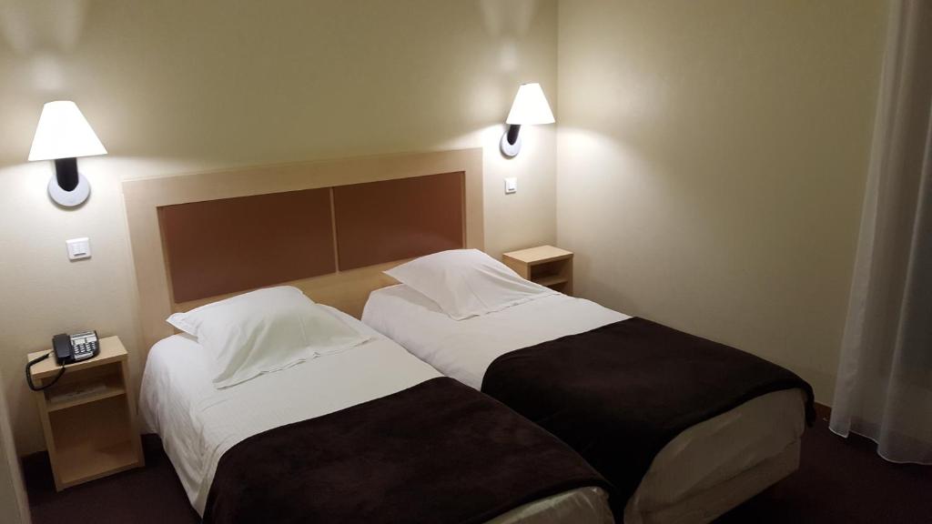 图阿尔塔伦西亚酒店的酒店客房设有两张床和两盏灯。