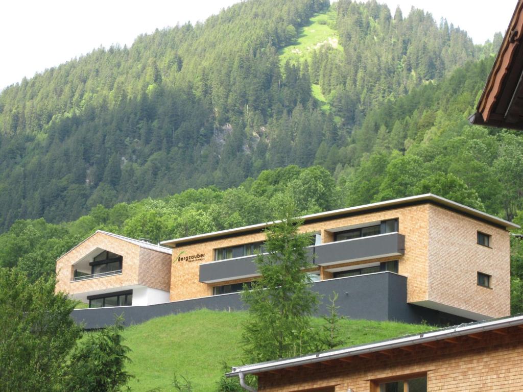 布兰德Bergzauber Appartements的山边的建筑