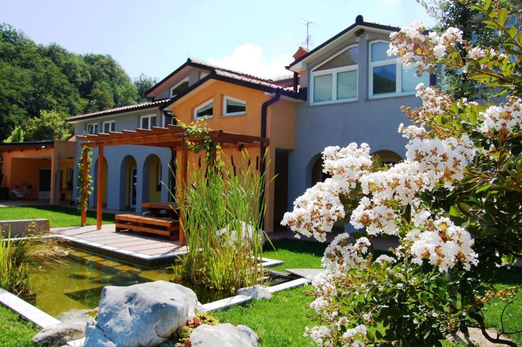 KodretiHiša posebne Sorte的院子里有池塘的房子