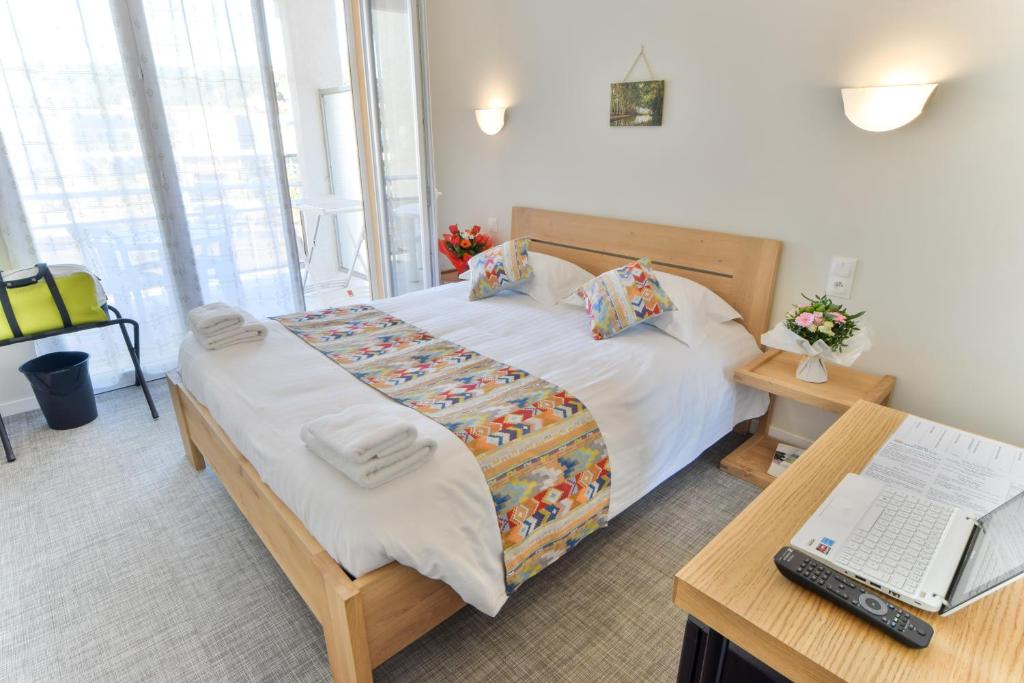 塞特港金沙酒店的一间卧室配有一张床和一张带笔记本电脑的书桌
