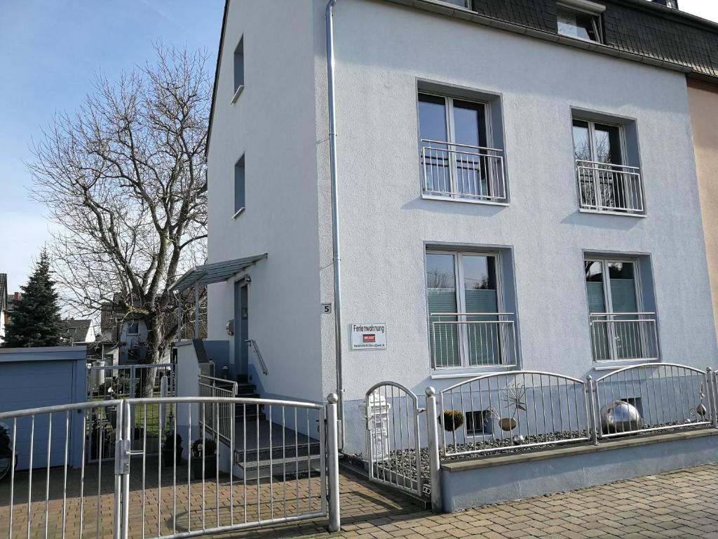 科布伦茨Ferienvilla Koblenz的前面有栅栏的白色建筑