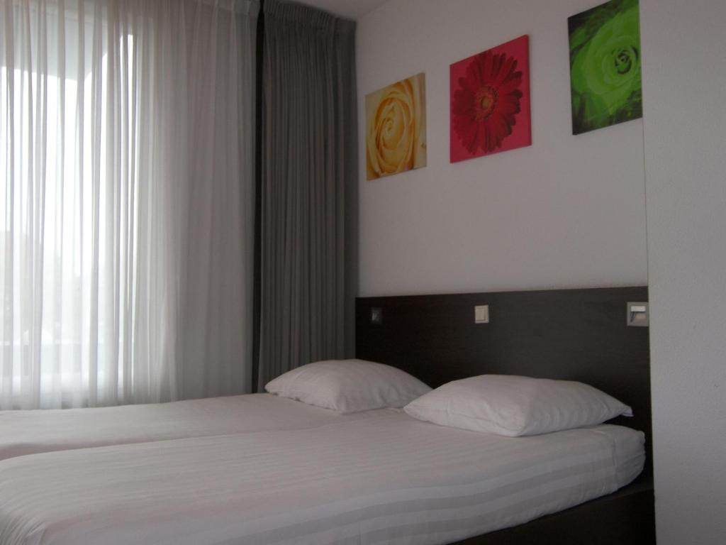 法尔肯斯瓦德市场酒店的一间卧室配有带2个枕头的床
