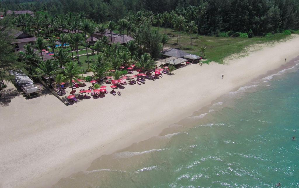 蔻立Andamania Beach Resort, Khaolak - SHA plus的享有海滩的空中景致,配有椅子和遮阳伞