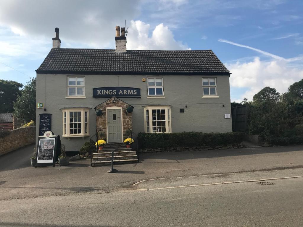 梅尔顿莫布雷The Kings Arms (Scalford)的街道边的建筑物