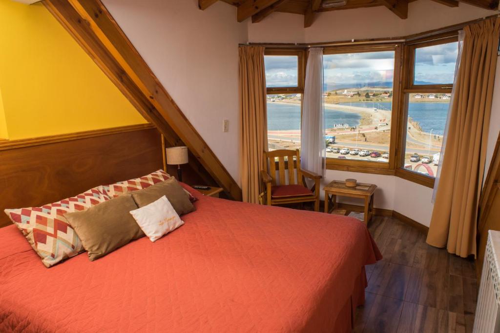 乌斯怀亚洛斯纳兰霍斯酒店的一间卧室设有一张床,享有海景