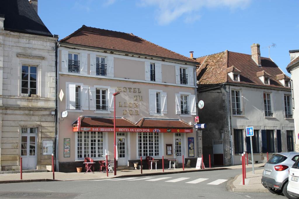 Coulanges-sur-YonneHôtel du lion d'or的街道拐角处的建筑物