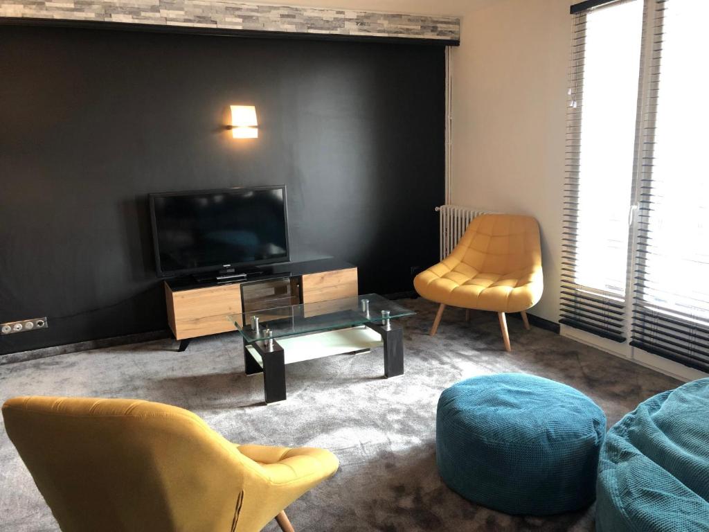 奥蒙奥布拉克在卡米洛之家酒店的客厅配有电视和椅子