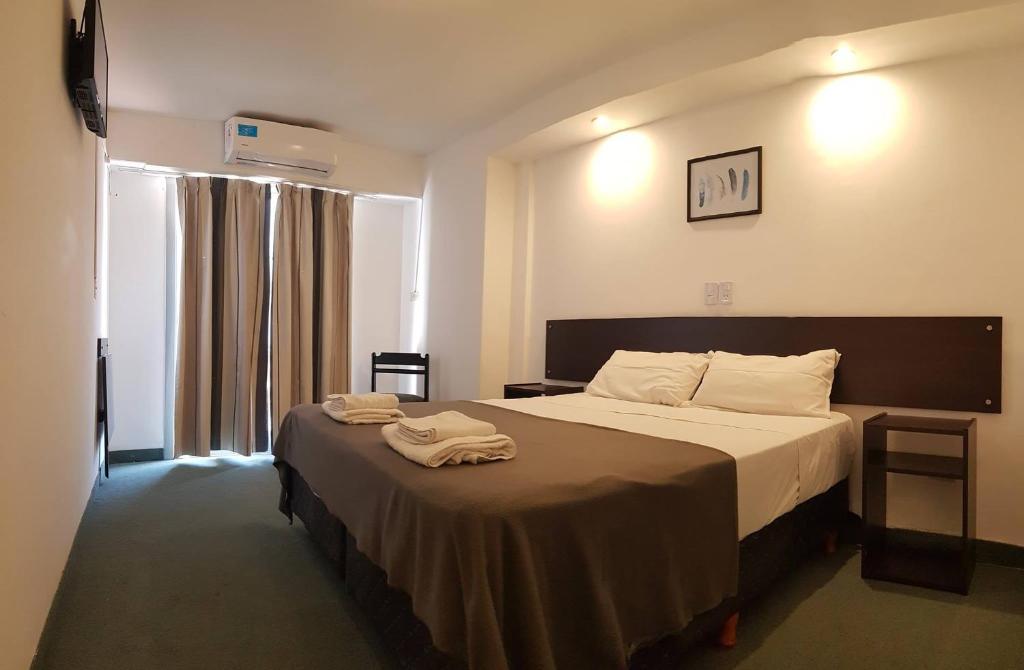 特尔马斯德里奥翁多Plaza的酒店客房,配有带毛巾的床