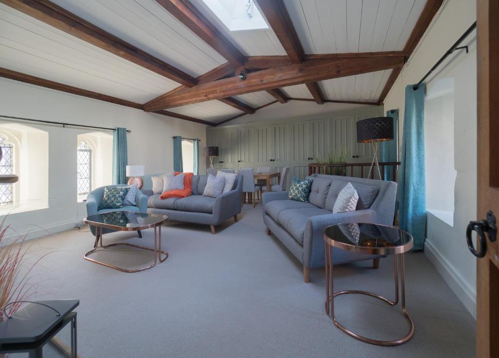 奇切斯特Canon Gate的客厅配有2张蓝色的沙发和桌子