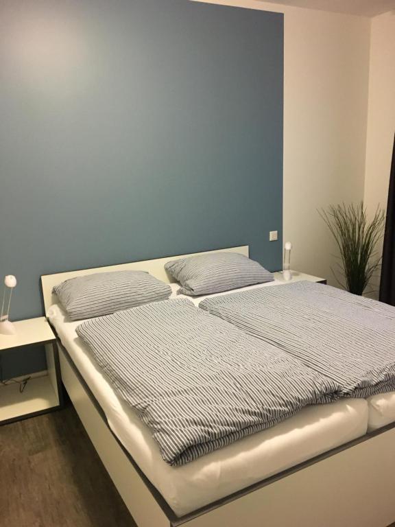 帕德博恩帕德博恩寄宿公寓 的卧室设有两张床铺,拥有蓝色的墙壁