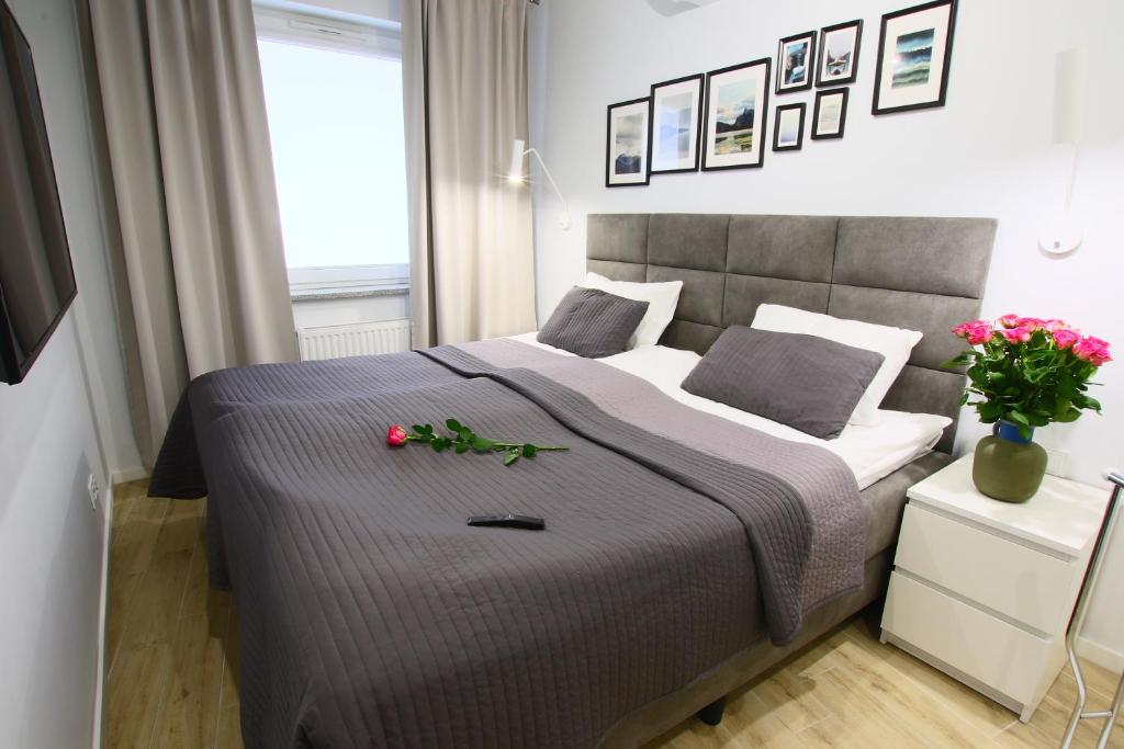 比得哥什Apartamenty Chwytowo 14的一间卧室配有一张带鲜花的大床