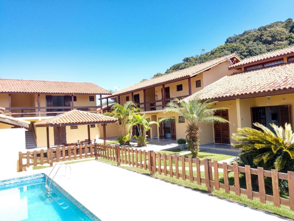 卡拉瓜塔图巴Chalés Flamboyant的一座带游泳池和度假村的别墅