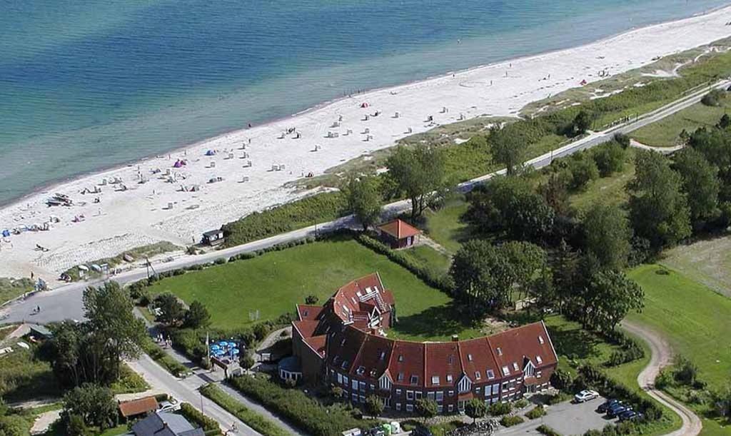 克隆斯加尔德Ferienwohnungen Traumlage的享有房子和海滩的空中景致
