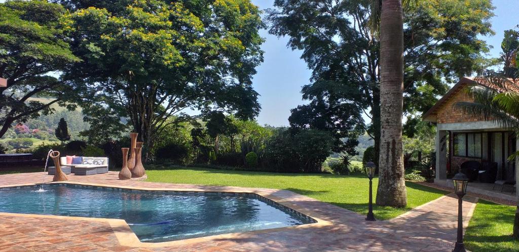 希尔克雷斯特Matusadona Guest Lodge的一座房子的院子内的游泳池