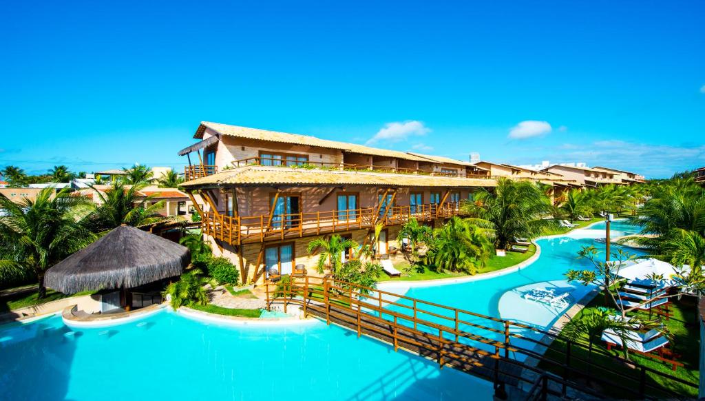 尼西亚弗洛雷斯塔Praia Bonita Resort & Conventions - Praia de Camurupim的享有带游泳池的度假村的空中景致