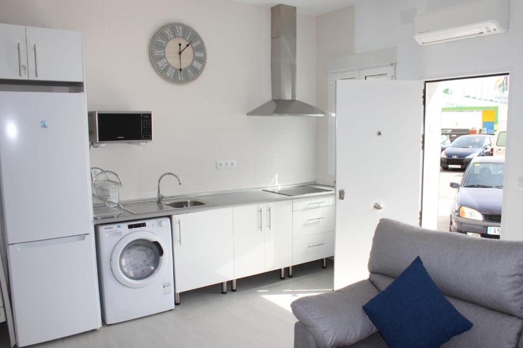 马拉加Apartamentos Margo 2的厨房配有水槽和洗衣机